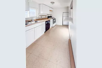 413 NE Nash St, Roseburg, OR 97470 - Photo 9