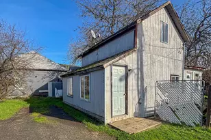 413 NE Nash St, Roseburg, OR 97470 - Photo 1