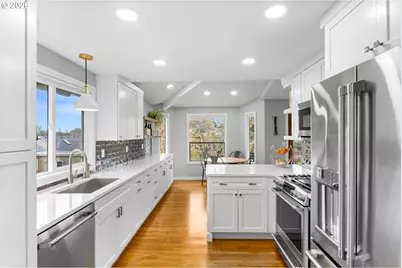 4674 SW Flower Pl, Portland, OR 97221 - Photo 11