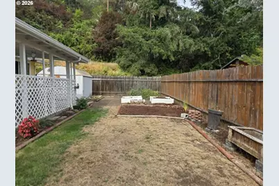 2118 SE Chinaberry Ave, Roseburg, OR 97470 - Photo 13