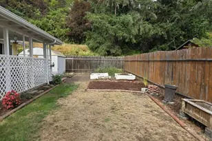 2118 SE Chinaberry Ave, Roseburg, OR 97470 - Photo 13