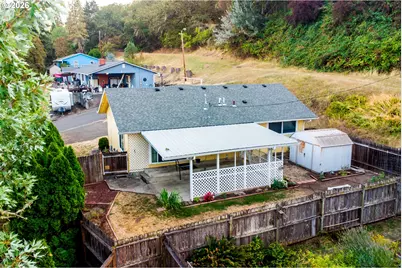 2118 SE Chinaberry Ave, Roseburg, OR 97470 - Photo 5