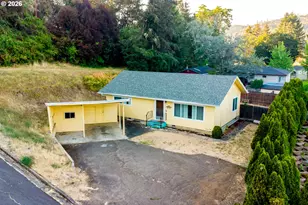2118 SE Chinaberry Ave, Roseburg, OR 97470 - Photo 1