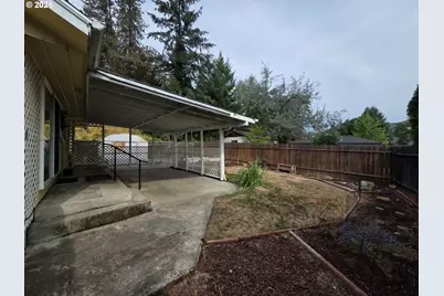 2118 SE Chinaberry Ave, Roseburg, OR 97470 - Photo 11
