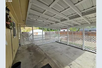 2118 SE Chinaberry Ave, Roseburg, OR 97470 - Photo 9