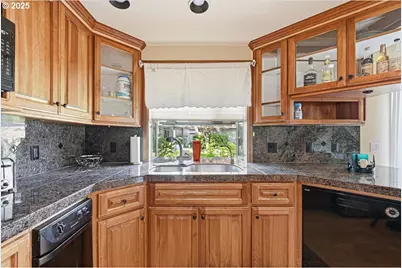 623 N Tomahawk Island Dr, Portland, OR 97217 - Photo 11