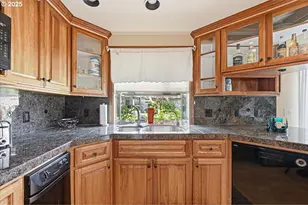 623 N Tomahawk Island Dr, Portland, OR 97217 - Photo 11