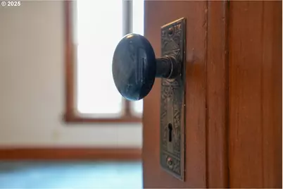 601 S Water St, Silverton, OR 97381 - Photo 13