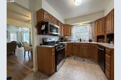 8906 NE Hancock St, Portland, OR 97220 - Photo 11