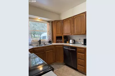 8906 NE Hancock St, Portland, OR 97220 - Photo 13