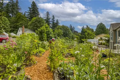 8906 NE Beech St, Portland, OR 97220 - Photo 37