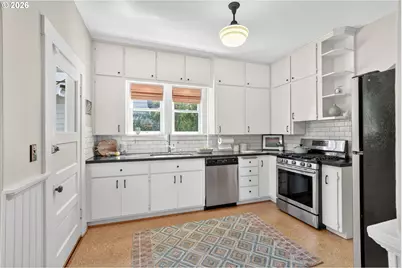 5742 N Commercial Ave, Portland, OR 97217 - Photo 17