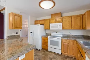 300 Ridgeway St, Sutherlin, OR 97479 - Photo 9