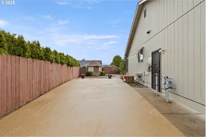 300 Ridgeway St, Sutherlin, OR 97479 - Photo 25