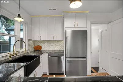 1915 NE Bryant St, Portland, OR 97211 - Photo 5