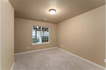 675 NE Cummins St, Roseburg, OR 97470 - Photo 23