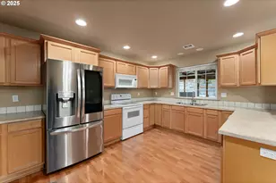 675 NE Cummins St, Roseburg, OR 97470 - Photo 11