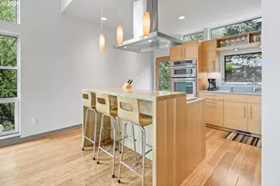 3741 SW Sweetbriar Dr, Portland, OR 97221 - Photo 9