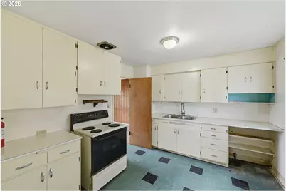 1691 Grant St, North Bend, OR 97459 - Photo 11