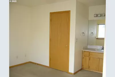 1042/1108 NE Lija Loop, Portland, OR 97211 - Photo 11