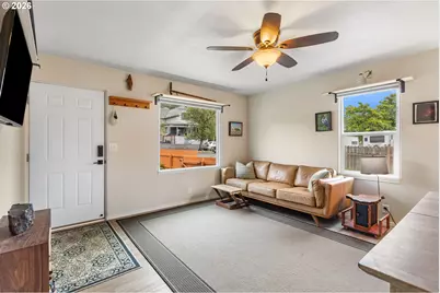 1331 NE Klamath Ave, Roseburg, OR 97470 - Photo 13