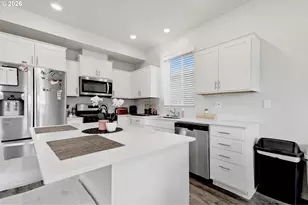 2743 V St, Springfield, OR 97477 - Photo 5