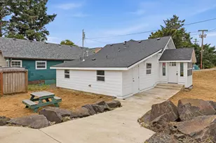 1325 12th Ave, Seaside, OR 97138 - Photo 5