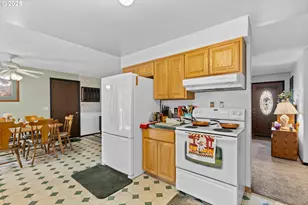 231 NE Chestnut Ave, Myrtle Creek, OR 97457 - Photo 9