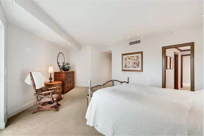 305 S Montgomery St #409, Portland, OR 97201 - Photo 23