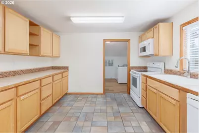 561 W Olive St, Newport, OR 97365 - Photo 3