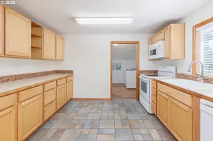 561 W Olive St, Newport, OR 97365 - Photo 3