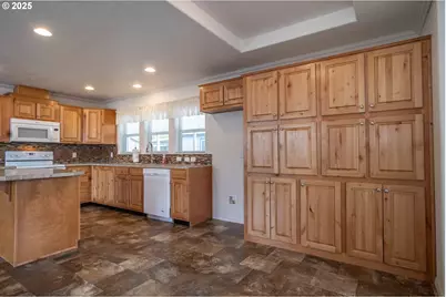 1000 E Central Ave, Sutherlin, OR 97479 - Photo 15