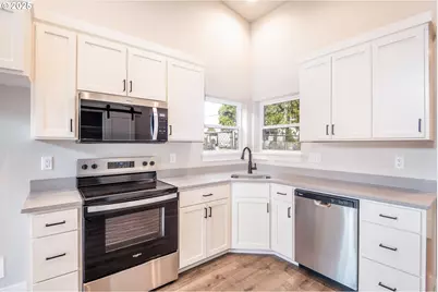 1384 Jacobs Dr, Eugene, OR 97402 - Photo 7