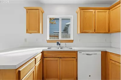 801 E Hilltop Dr, Newberg, OR 97132 - Photo 17