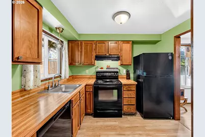 13954 SE Center St, Portland, OR 97236 - Photo 11