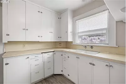 2421 Kincaid St, Eugene, OR 97405 - Photo 11