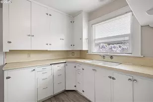 2421 Kincaid St, Eugene, OR 97405 - Photo 11