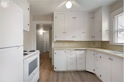 2421 Kincaid St, Eugene, OR 97405 - Photo 9