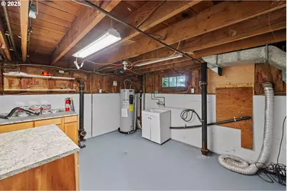 643 S 12th Ct, Coos Bay, OR 97420 - Photo 33