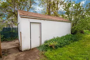 300 21st St, Springfield, OR 97477 - Photo 31