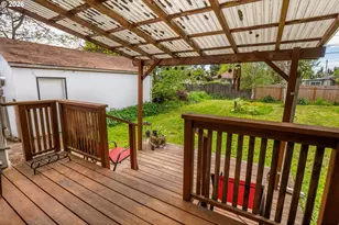 300 21st St, Springfield, OR 97477 - Photo 25