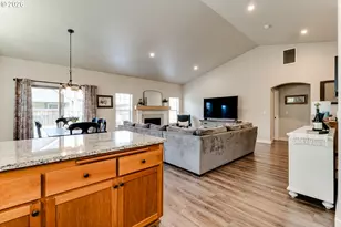 5427 King Arthur Ct, Eugene, OR 97402 - Photo 9
