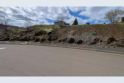 2683 NW Mt Hood Dr, McMinnville, OR 97128 - Photo 13