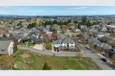 2683 NW Mt Hood Dr, McMinnville, OR 97128 - Photo 3