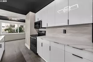 2211 SW Park Pl, Portland, OR 97205 - Photo 5