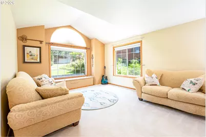 586 S 68th Pl, Springfield, OR 97478 - Photo 5