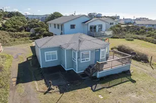 563 SW 4th St, Newport, OR 97365 - Photo 3