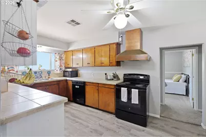 25804 Wiggins Ln, Veneta, OR 97487 - Photo 11