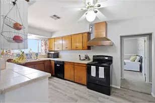 25804 Wiggins Ln, Veneta, OR 97487 - Photo 11