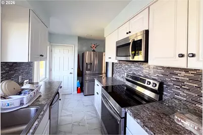 8647 NE Schuyler St, Portland, OR 97220 - Photo 9